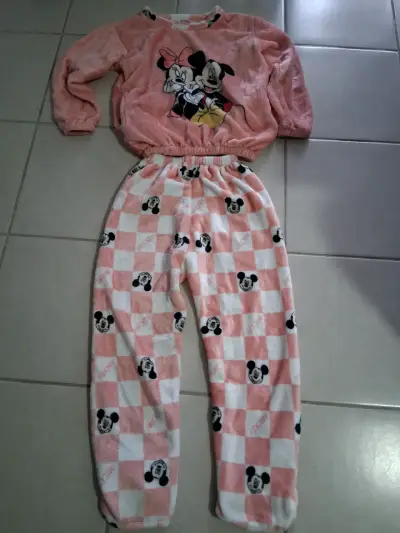 Pijama infantil de polar con diseño de Mickey y Minnie - miniatura 1