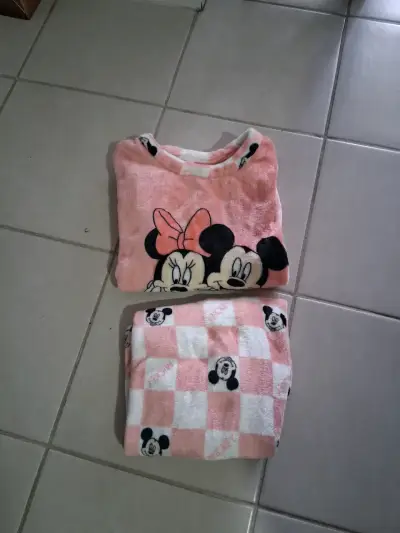 Pijama infantil de polar con diseño de Mickey y Minnie - miniatura 2