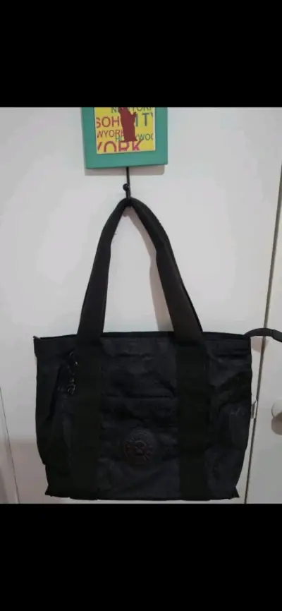 Bolso negro de hombro Kipling con llavero - miniatura 1