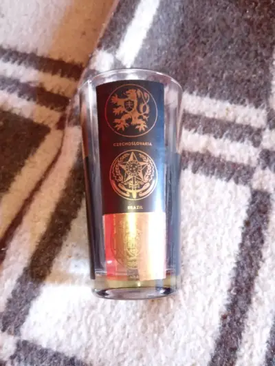 Vaso decorativo de cristal con diseño dorado - miniatura 1