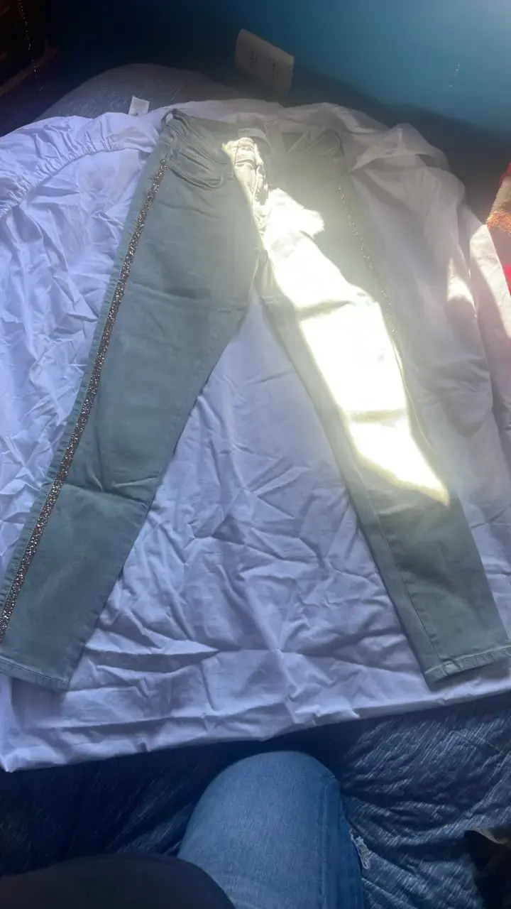 Jeans verdes con detalles brillantes - 1