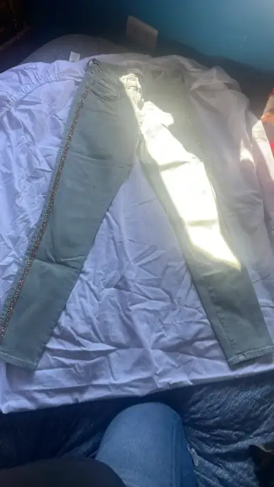 Jeans verdes con detalles brillantes - miniatura 1