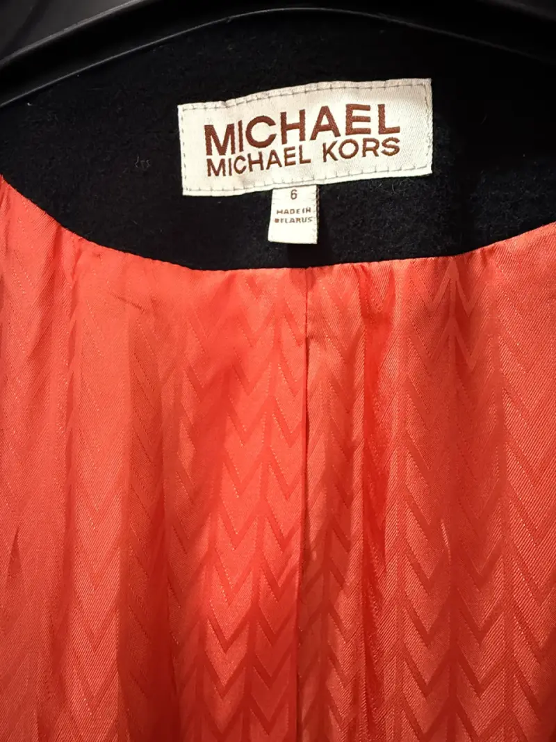 Abrigo negro Michael Kors con forro naranja - 2