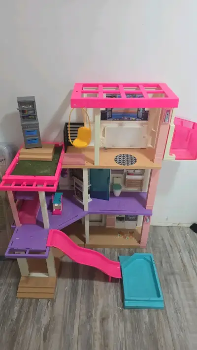 Casa de muñecas de varios pisos con piscina - miniatura 1