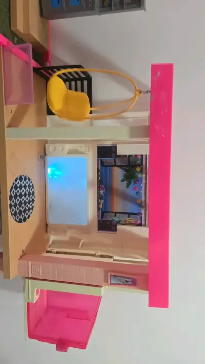 Casa de muñecas de varios pisos con piscina - miniatura 2