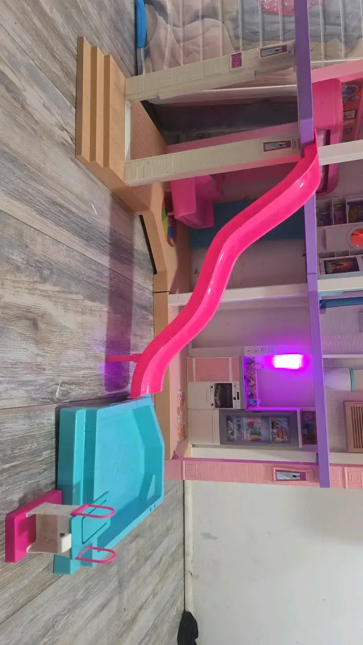 Casa de muñecas de varios pisos con piscina - 4