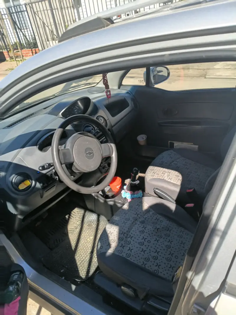 Auto Chevrolet compacto en buen estado - 2