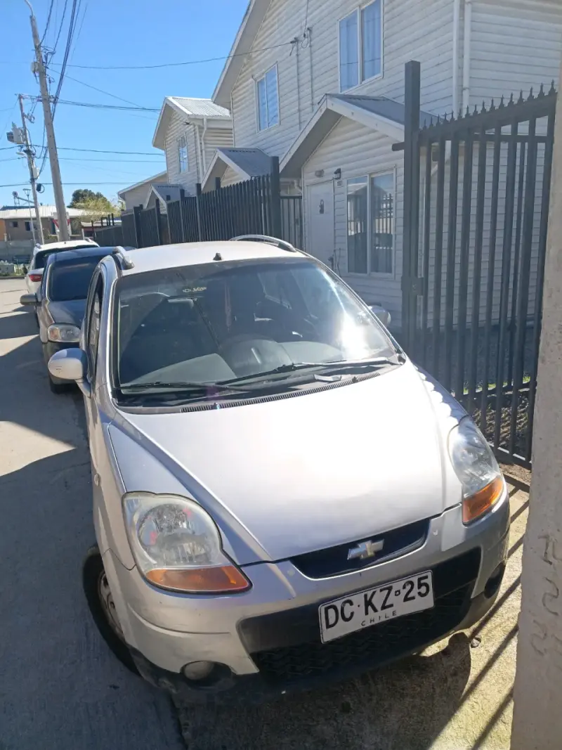 Auto Chevrolet compacto en buen estado - 3