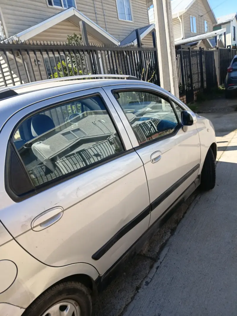 Auto Chevrolet compacto en buen estado - 4