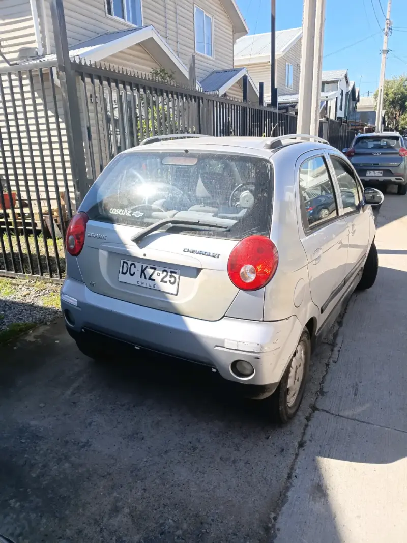 Auto Chevrolet compacto en buen estado - 5