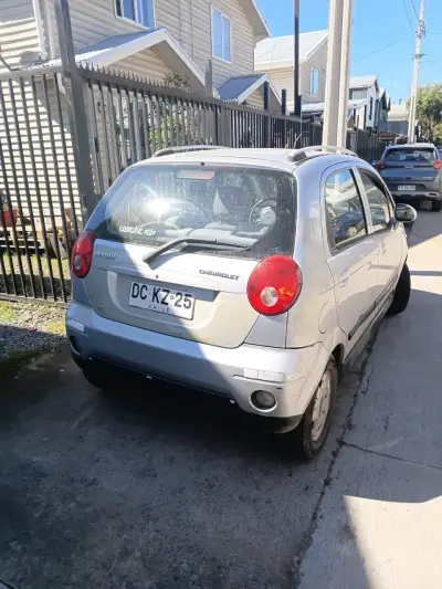 Auto Chevrolet compacto en buen estado - miniatura 5