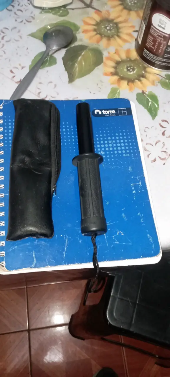 Bastón retráctil de defensa personal con funda - 10