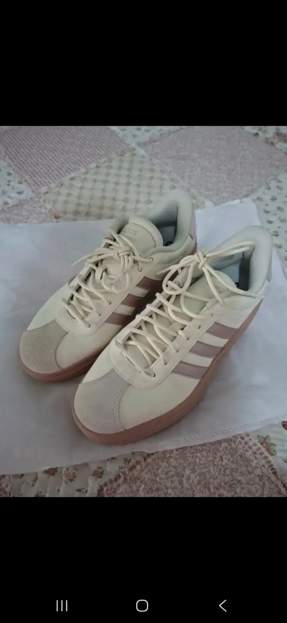 Zapatillas deportivas Adidas blancas y rosadas