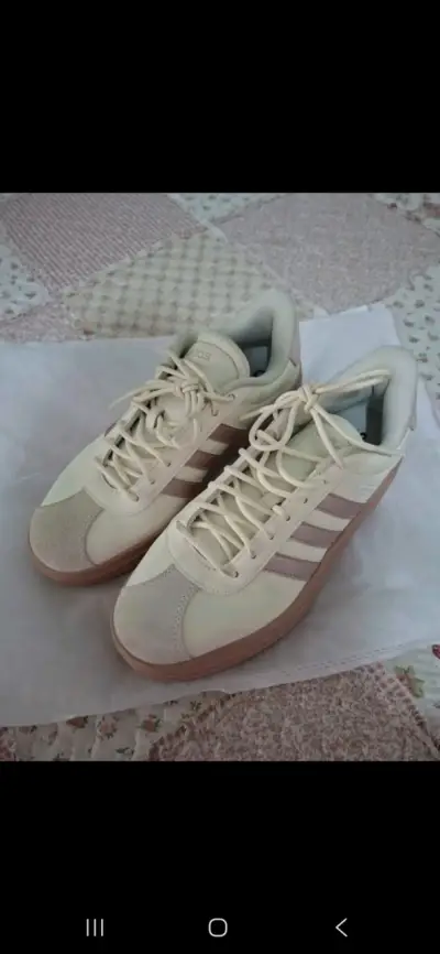 Zapatillas deportivas Adidas blancas y rosadas - miniatura 1