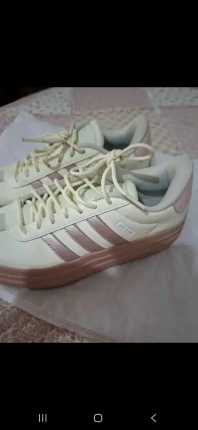 Zapatillas deportivas Adidas blancas y rosadas - miniatura 2