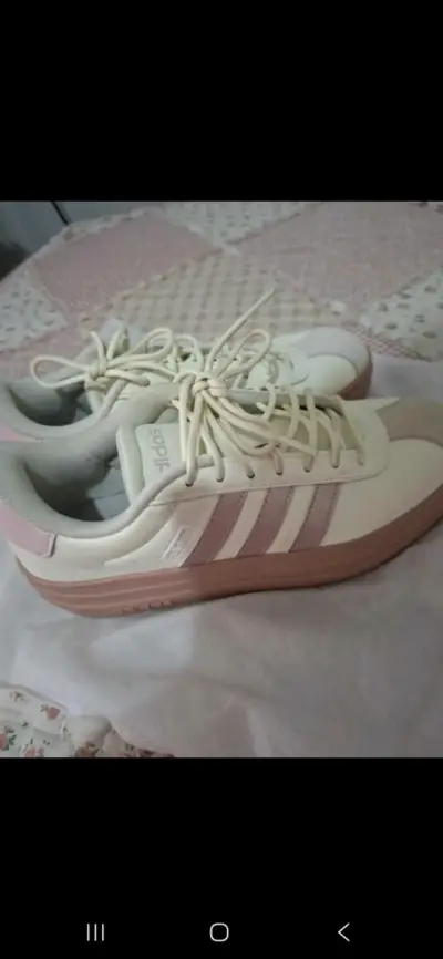Zapatillas deportivas Adidas blancas y rosadas - miniatura 3