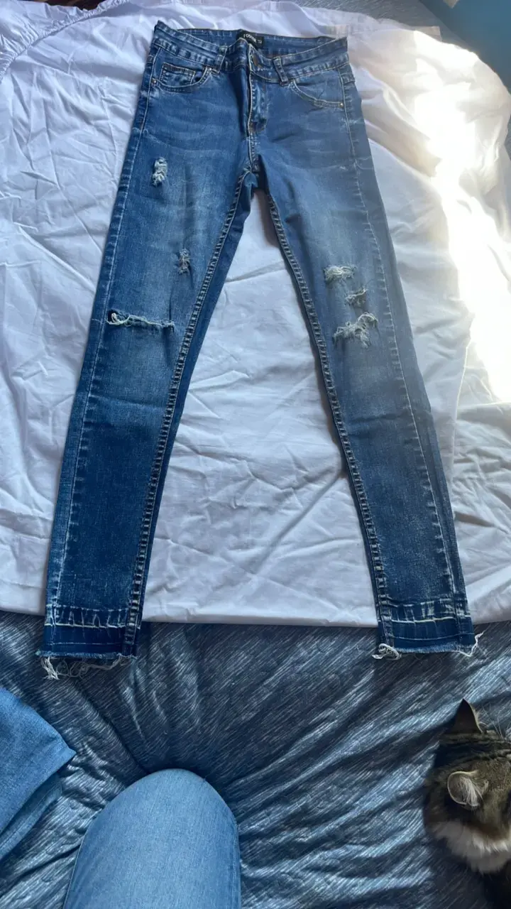 Jeans de mezclilla desgastados para mujer - 1