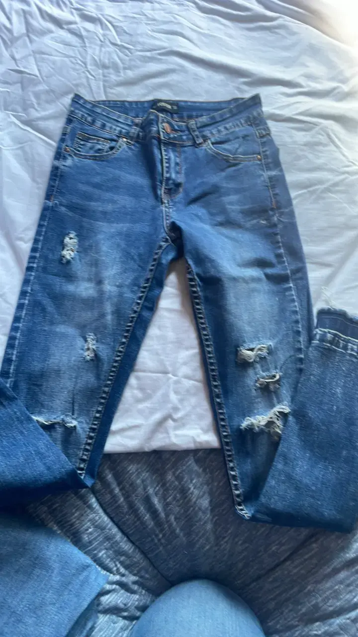 Jeans de mezclilla desgastados para mujer - 2