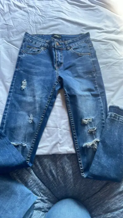 Jeans de mezclilla desgastados para mujer - miniatura 2