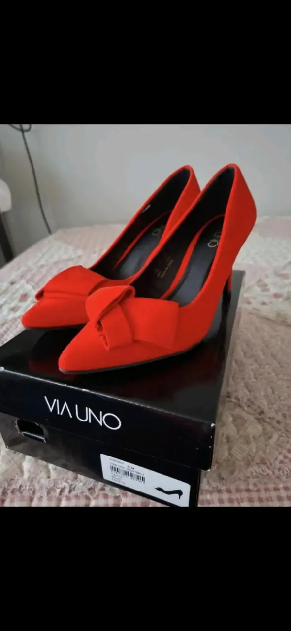 Zapatos de tacón rojos Via Uno con lazo