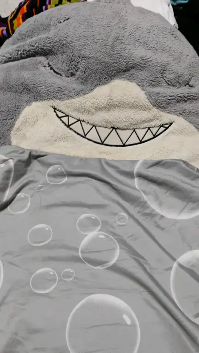 Saco de dormir infantil tiburón gris - miniatura 1
