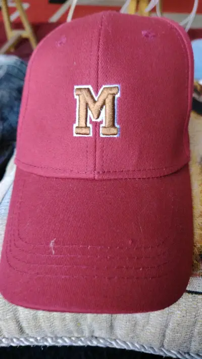 Gorra burdeo y roja con bordado - miniatura 1