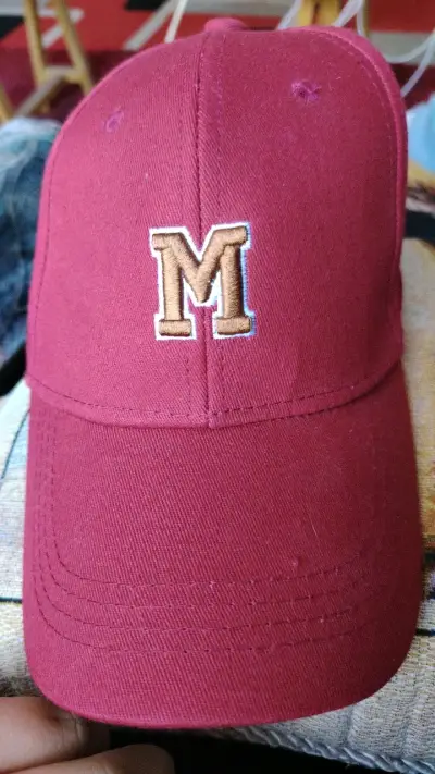 Gorra burdeo y roja con bordado - miniatura 2