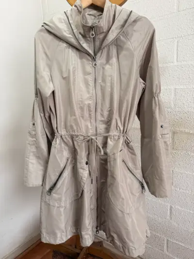 Trench beige con capucha para mujer - miniatura 1