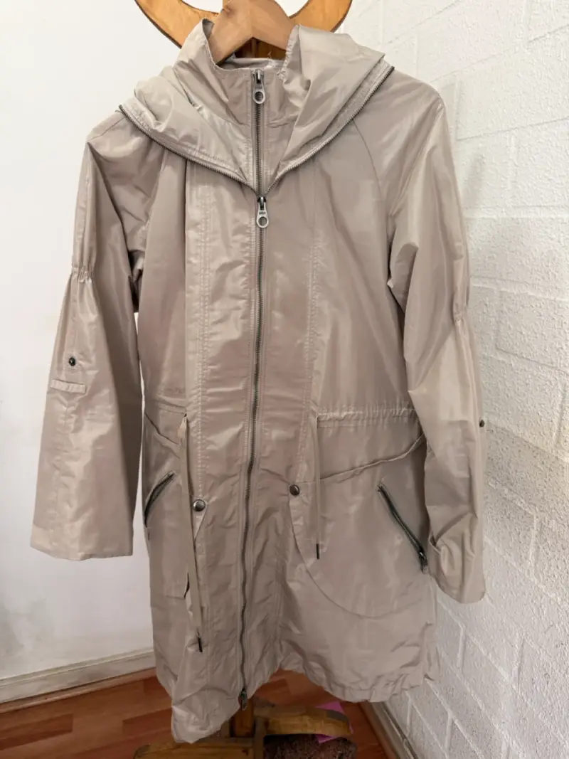 Trench beige con capucha para mujer - 2