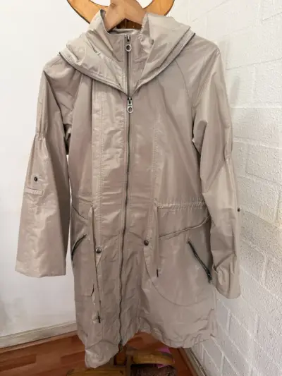 Trench beige con capucha para mujer - miniatura 2