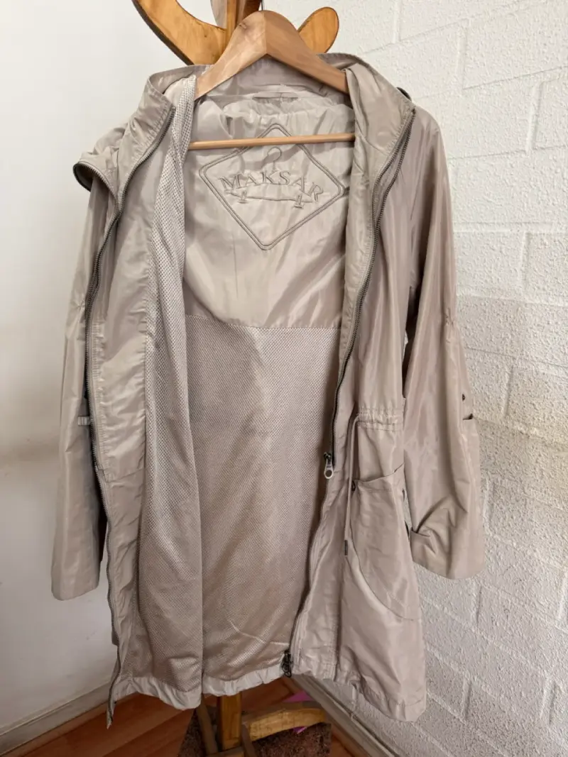 Trench beige con capucha para mujer - 3
