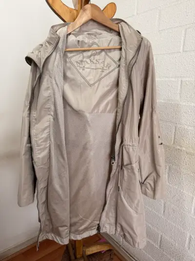 Trench beige con capucha para mujer - miniatura 3