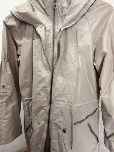 Trench beige con capucha para mujer - miniatura 4