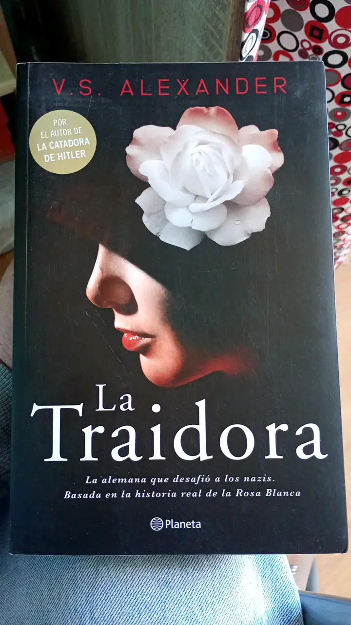 Libro 'La Traidora' de V.S. Alexander - 1
