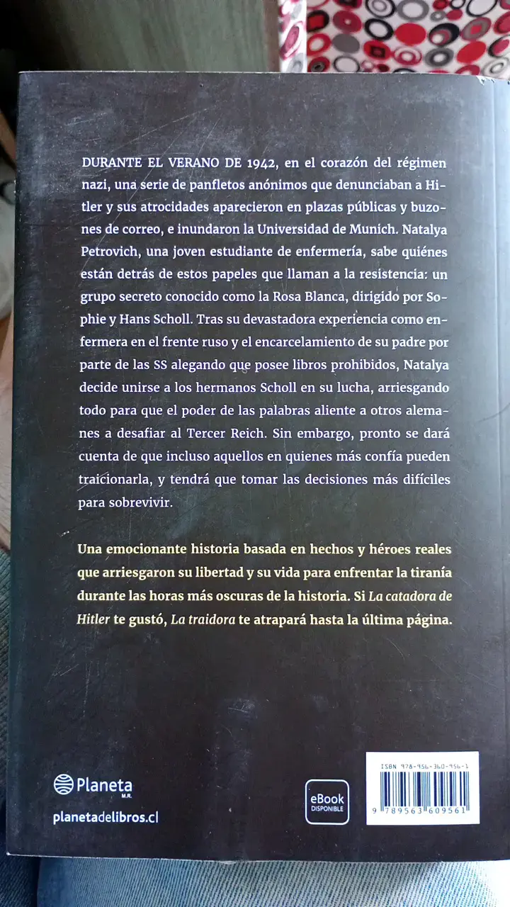 Libro 'La Traidora' de V.S. Alexander - 2
