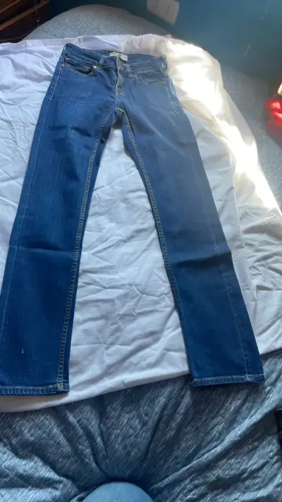 Jeans azules de mezclilla para mujer - miniatura 1