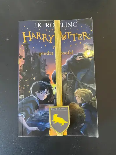 Libro Harry Potter y la Piedra Filosofal con marcador Hufflepuff - miniatura 1