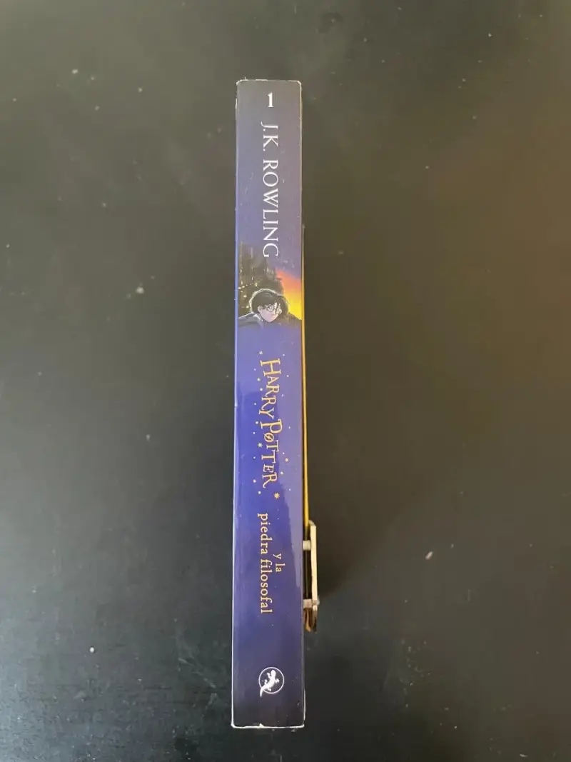Libro Harry Potter y la Piedra Filosofal con marcador Hufflepuff - 2