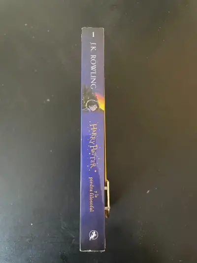 Libro Harry Potter y la Piedra Filosofal con marcador Hufflepuff - miniatura 2
