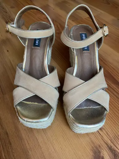 Sandalias de cuña Pollini beige con tiras cruzadas - miniatura 2