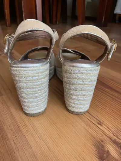 Sandalias de cuña Pollini beige con tiras cruzadas - miniatura 3