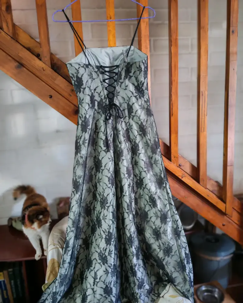 Vestido largo de encaje floral gris - 2
