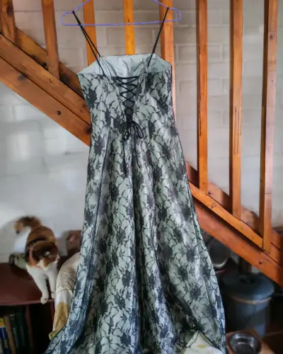 Vestido largo de encaje floral gris - miniatura 2
