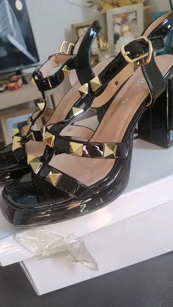 Sandalias negras con tachas doradas - 1