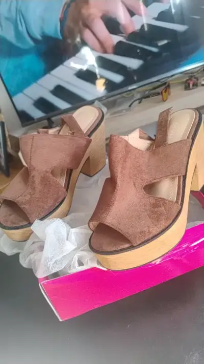 Sandalias negras con tachas doradas - miniatura 3