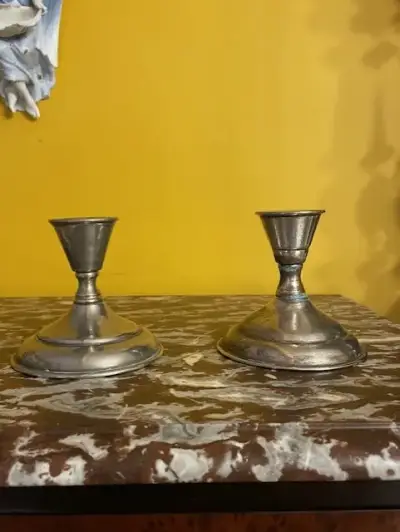 Par de candelabros de metal vintage - miniatura 1