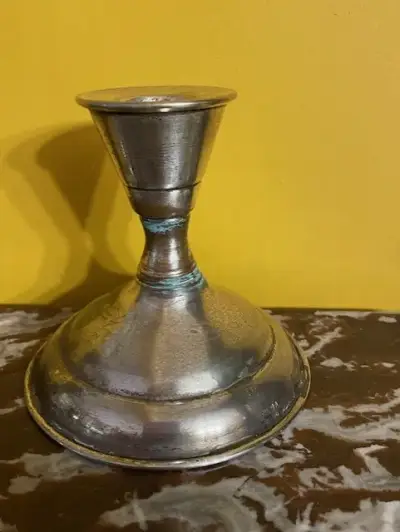 Par de candelabros de metal vintage - miniatura 2