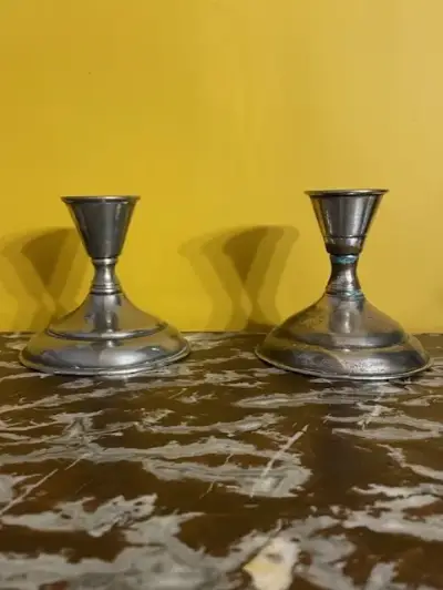 Par de candelabros de metal vintage - miniatura 4