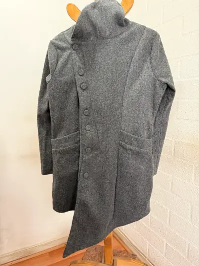 Abrigo gris  con cuello alto - miniatura 1