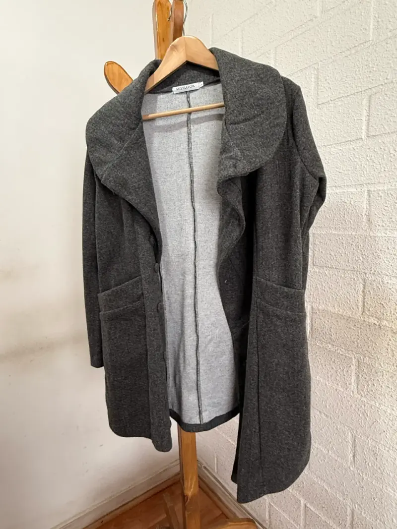 Abrigo gris  con cuello alto - 2